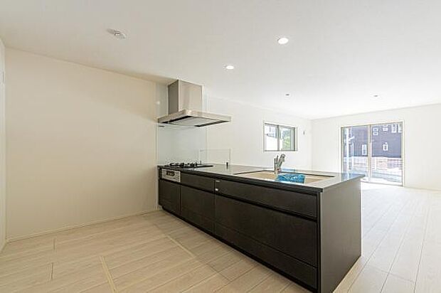 「全体を見渡せる安心感」家族の会話が弾む奥様に人気の高いカウンターキッチン、料理しながらお子様の様子の確認ができ移動しやすい広いキッチンスペースです。