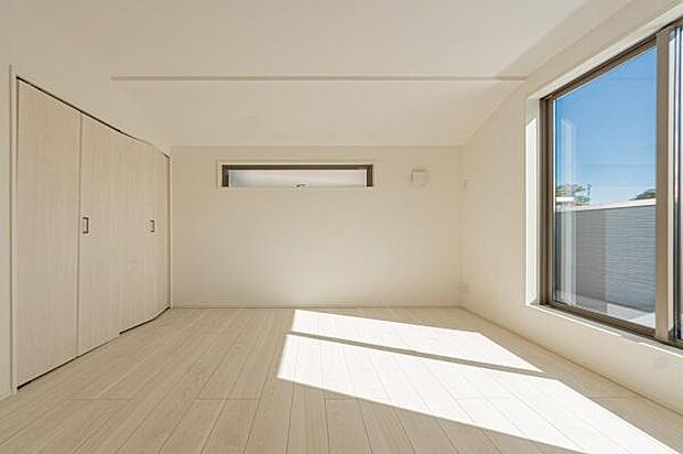 「7.2帖の主寝室」計算された窓の配置で、どこにいても明るい陽射しを感じられます。デザイン性の高い空間で新しい毎日を。