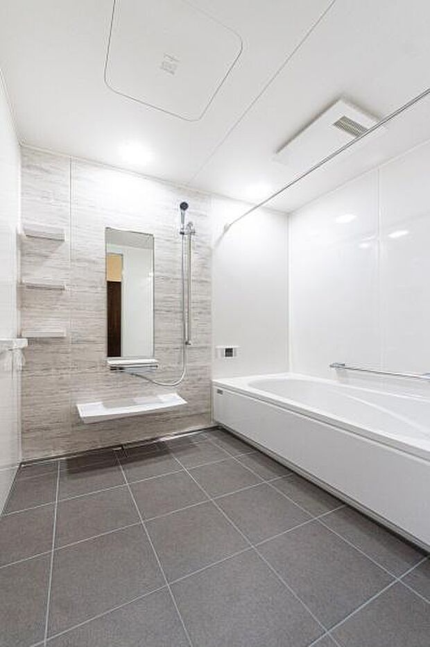 「広々バスルーム」白を基調とした清潔感のあるバスルームは是非足を延ばしてくつろいで欲しい空間。一日の疲れを癒し良質な睡眠にもつながります。