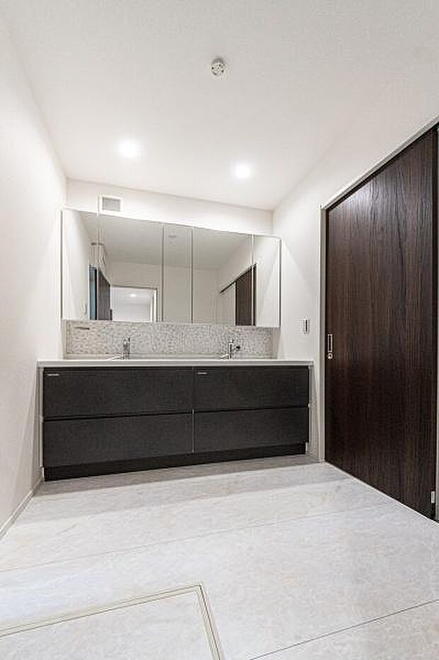 「ダブルボウル洗面台」広々とした洗面空間で、家族が並んでもゆったり。忙しい朝の身支度も、これなら笑顔で楽しめそう。ゆとりある設計が、日々の暮らしを豊かにします。