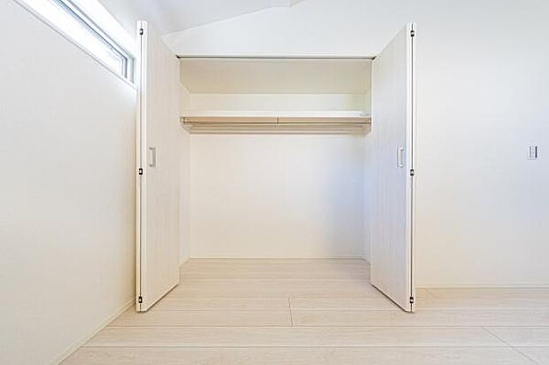 天井まで伸びる収納嬉しい収納力の高いクローゼット付き。天井付近までしっかりと収納ができる使い勝手の良いクローゼット。