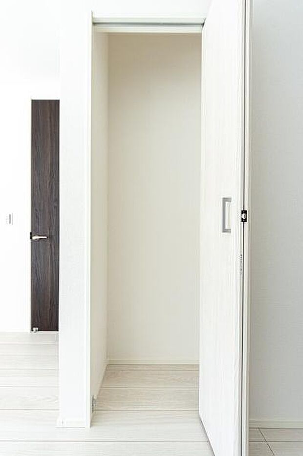 天井まで伸びる収納嬉しい収納力の高いクローゼット付き。天井付近までしっかりと収納ができる使い勝手の良いクローゼット。