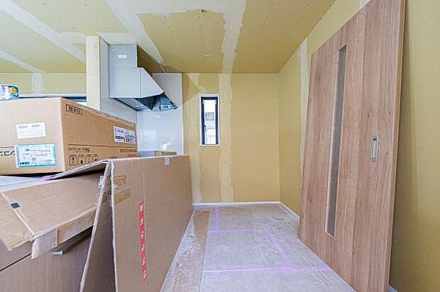 「全体を見渡せる安心感」家族の会話が弾む奥様に人気の高いカウンターキッチン、料理しながらお子様の様子の確認ができ移動しやすい広いキッチンスペースです。