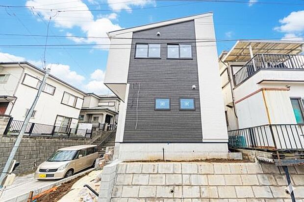 「マイホームの喜びを感じる」どの角度で眺めても、所有感が満たされる理想的で素敵な住まい。スタイリッシュなデザインに心満たされる。憧れのマイホームに相応しい美しく映える外観です。