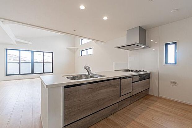 「広々ワイドサイズなシステムキッチン」せっかくのお料理空間。毎日の事だから広々システムキッチン。