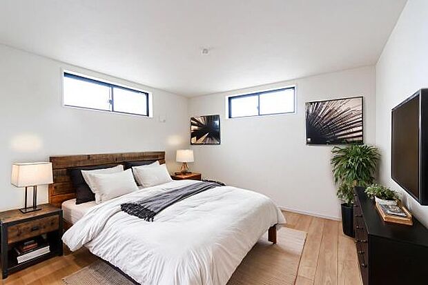ベッドルーム。落ち着いた色合い、シンプルなデザイン。寝室として大事なお部屋です。