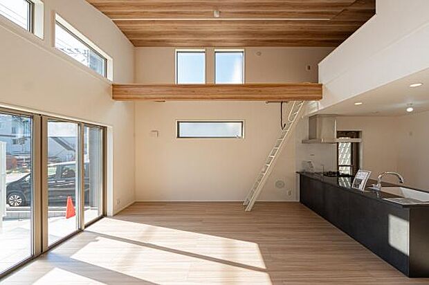 高い天井と大きな窓がもたらす開放感。家族の新しい物語が、この明るい空間から始まります。