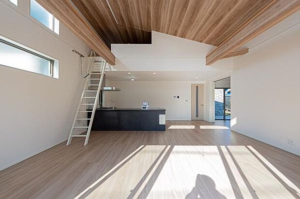 「上質な空間を」開放感と日当たりの良さに恵まれたリビング空間。上質な光は身体だけでなく心も温めてくれる。圧迫感のない空間を是非、ご堪能下さい。