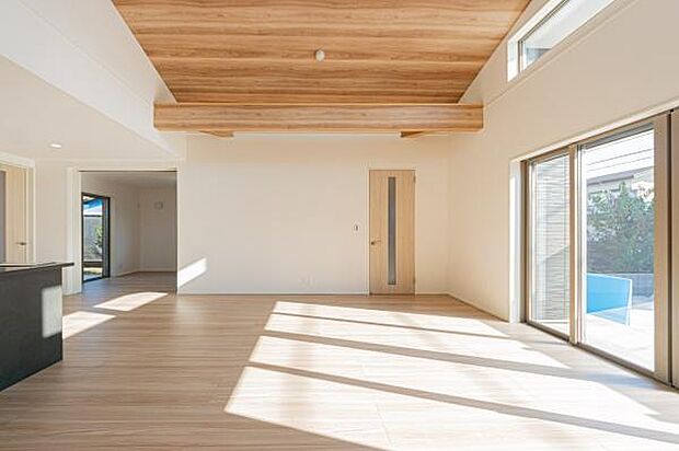 「家族が大好きなリビング」みんなが集まる広いリビング。みんなが大好きなリビングで家族団らん。みんなが集まるからこそ、一層の開放感を手にする素敵な住まい。