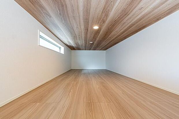 吹き抜けとロフトが、子供の好奇心を育む。光あふれるリビングは、家族の笑顔が集う場所。