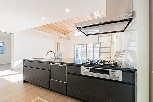 「全体を見渡せる安心感」家族の会話が弾む奥様に人気の高いカウンターキッチン、料理しながらお子様の様子の確認ができ移動しやすい広いキッチンスペースです。