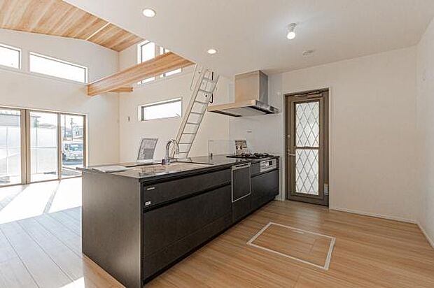 「全体を見渡せる安心感」家族の会話が弾む奥様に人気の高いカウンターキッチン、料理しながらお子様の様子の確認ができ移動しやすい広いキッチンスペースです。