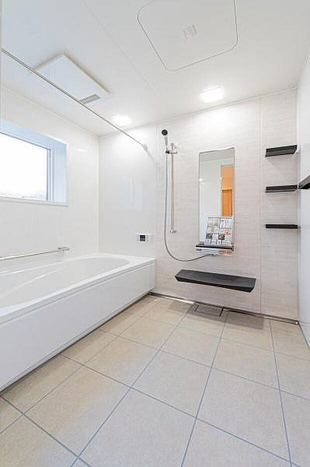 「疲れを癒す空間」広々とした雰囲気の良いバスルーム。お子様と一緒にお風呂に入る楽しみ、思い出の一ページが刻まれる大切な瞬間