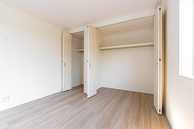 「クローゼット収納」大きく収納量豊富なクローゼット。奥行も納得サイズのクローゼット。