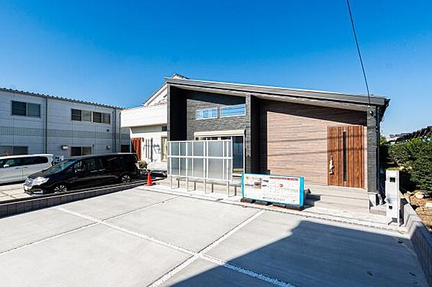 「マイホームの喜びを感じる」どの角度で眺めても、所有感が満たされる理想的で素敵な住まい。スタイリッシュなデザインに心満たされる。憧れのマイホームに相応しい美しく映える外観です。