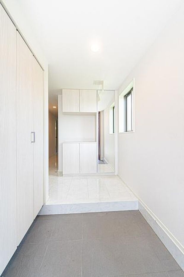 「お帰りなさい」が日常家に帰るとまず目につくのがマイホーム・玄関です。玄関を開けると家族の笑顔が・・・お帰りなさいが日常に。