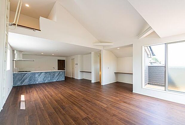 「家族が大好きなリビング」みんなが集まる広いリビング。みんなが大好きなリビングで家族団らん。みんなが集まるからこそ、一層の開放感を手にする素敵な住まい。