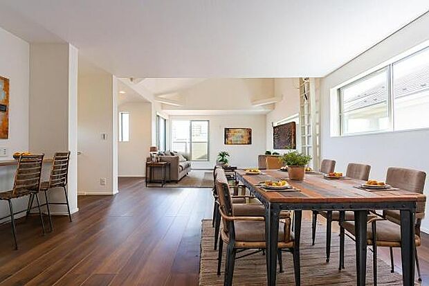 「家族が大好きなリビング」みんなが集まる広いリビング。みんなが大好きなリビングで家族団らん。みんなが集まるからこそ、一層の開放感を手にする素敵な住まい。*家具イメージCG