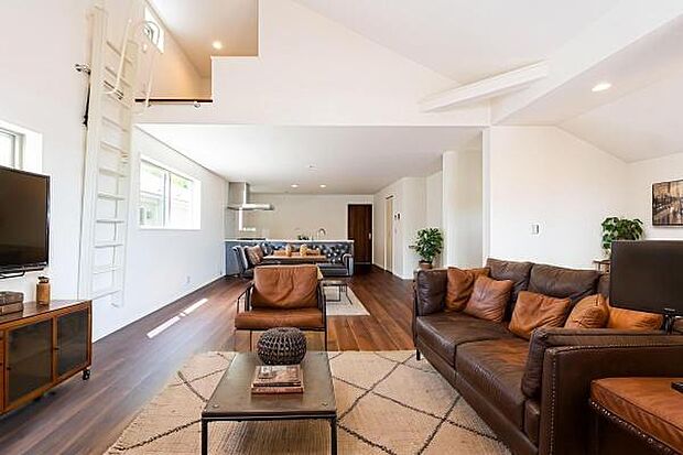 「大空間リビングは家族のオアシスへ」毎日家族が笑顔で生活する空間であるリビング。広さと明るさには拘ってほしい空間。お子様の成長に合わせて家具の配置なども広いから可能です。*家具イメージCG