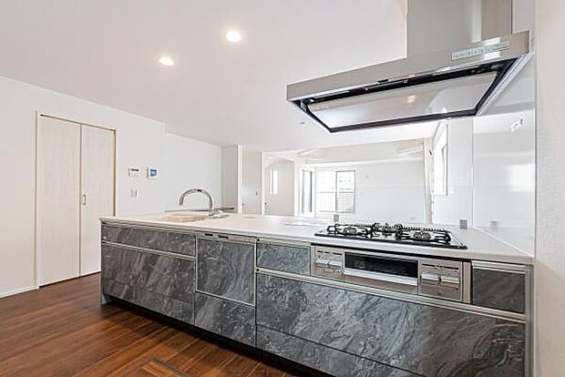 「全体を見渡せる安心感」家族の会話が弾む奥様に人気の高いカウンターキッチン、料理しながらお子様の様子の確認ができ移動しやすい広いキッチンスペースです。