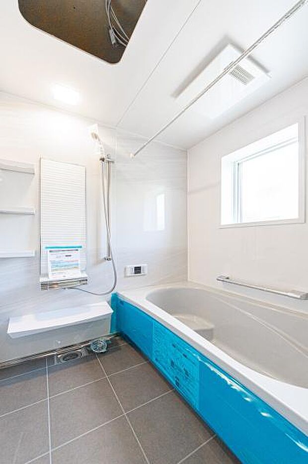 「広々バスルーム」白を基調とした清潔感のあるバスルームは是非足を延ばしてくつろいで欲しい空間。一日の疲れを癒し良質な睡眠にもつながります。