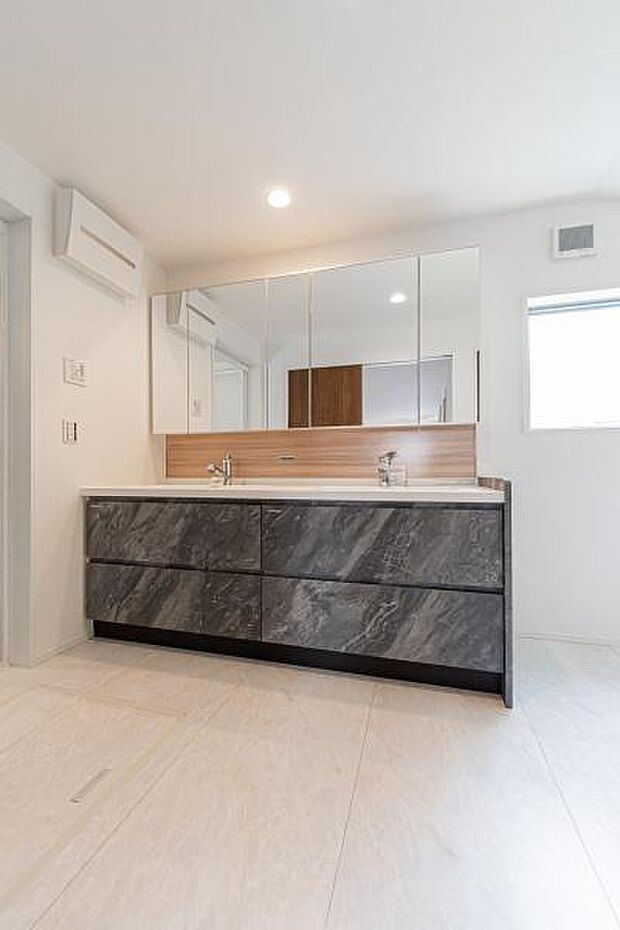 「ダブル洗面ルーム」1日の始まりや入浴前に入る空間だからこそ、清潔感や広さが重要になる。