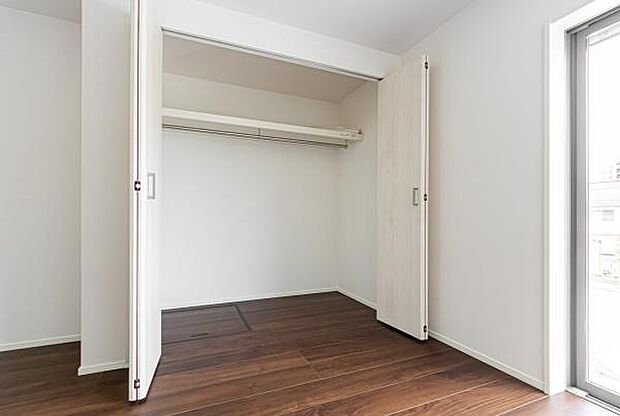 天井まで伸びる収納嬉しい収納力の高いクローゼット付き。天井付近までしっかりと収納ができる使い勝手の良いクローゼット。