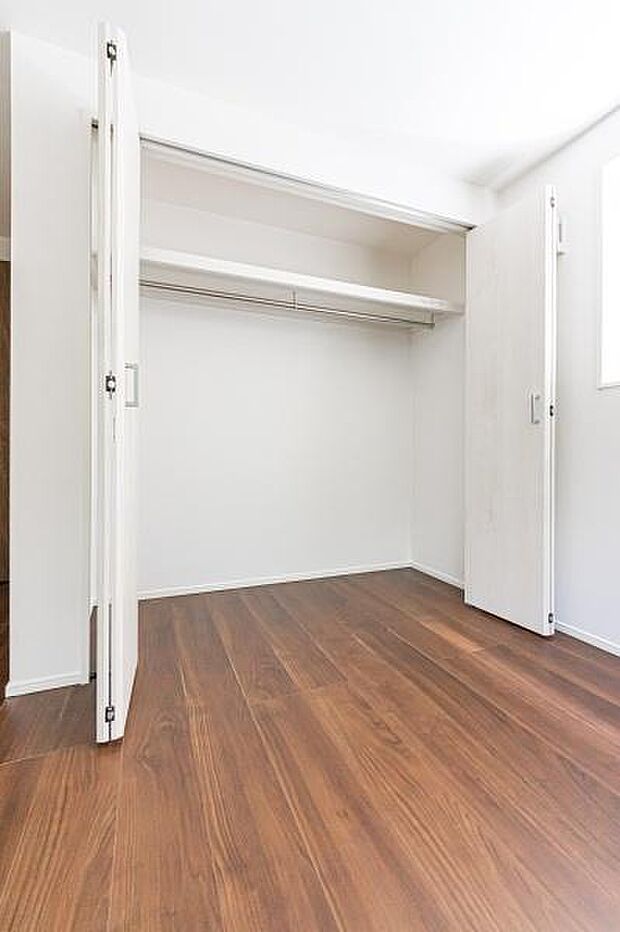 「クローゼット収納」大きく収納量豊富なクローゼット。高さも奥行も納得サイズの大型クローゼット。スッキリとお洋服は収納可能な広さです。