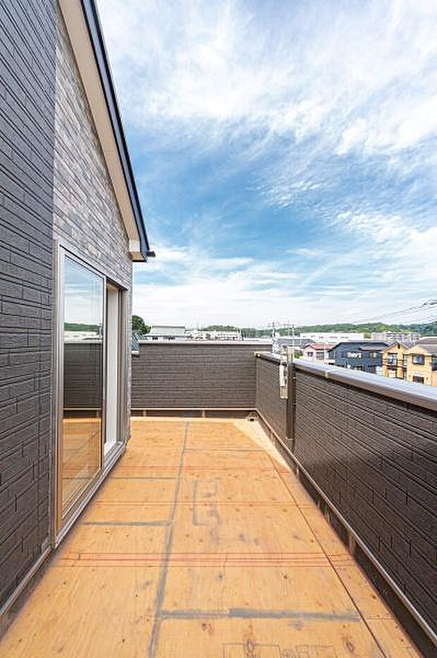 「広い使いやすいバルコニー」陽ざしがたっぷり降り注ぐ、広々としたバルコニー付き住まい。