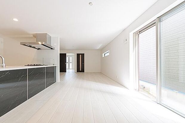 「家族が大好きなリビング」みんなが集まる広いリビング。みんなが大好きなリビングで家族団らん。みんなが集まるからこそ、一層の開放感を手にする素敵な住まい。