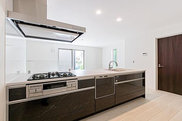 「全体を見渡せる安心感」家族の会話が弾む奥様に人気の高いカウンターキッチン、料理しながらお子様の様子の確認ができ移動しやすい広いキッチンスペースです。