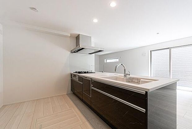 「全体を見渡せる安心感」家族の会話が弾む奥様に人気の高いカウンターキッチン、料理しながらお子様の様子の確認ができ移動しやすい広いキッチンスペースです。