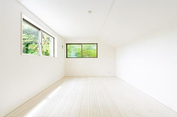 「目覚めの質」が変わる朝。陽光が心地よく射し込む寝室で、自然と体内時計がリセット。家族みんなが清々しい一日をスタートできる、日当たりにこだわった住まい。