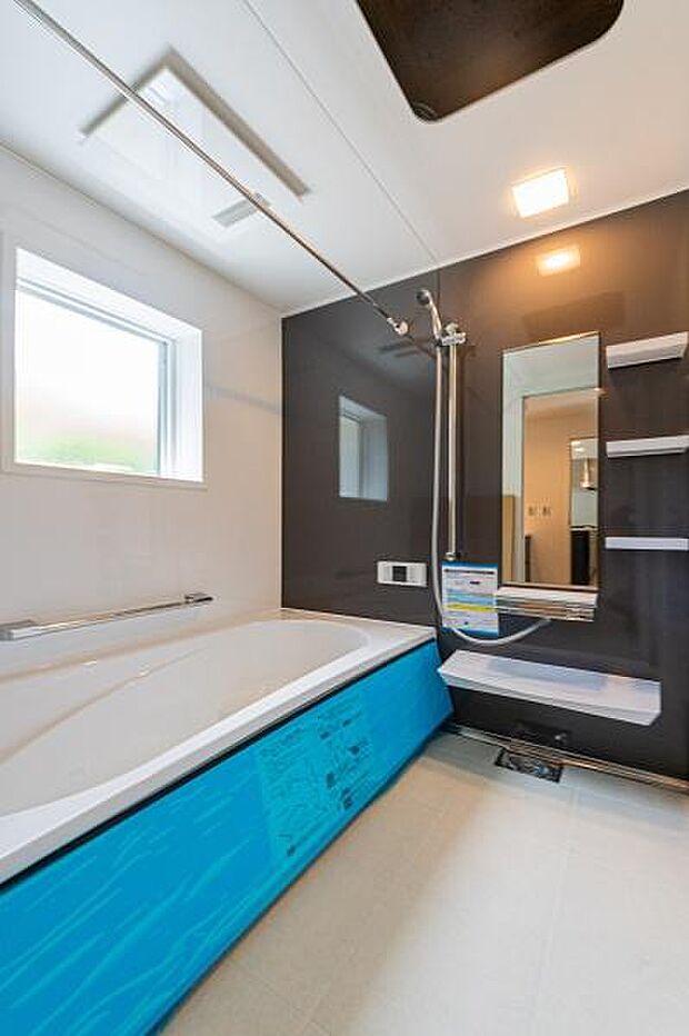 「広々バスルーム」白を基調とした清潔感のあるバスルームは是非足を延ばしてくつろいで欲しい空間。一日の疲れを癒し良質な睡眠にもつながります。