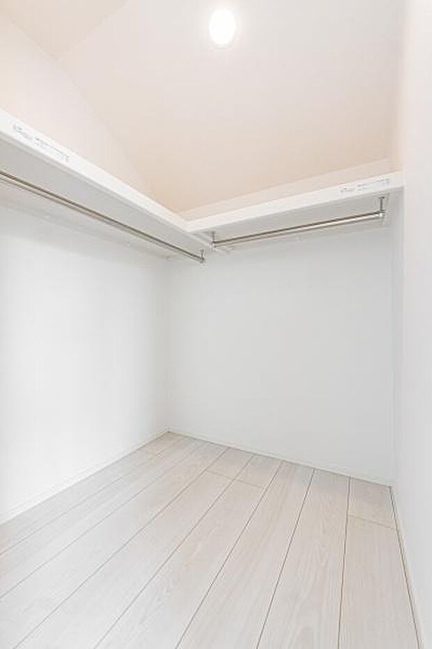 「大型ウォークインクローゼット」奥行・横幅のある広いWIC。