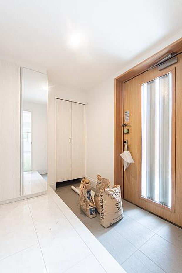 「お帰りなさい」が日常家に帰るとまず目につくのがマイホーム・玄関です。玄関を開けると家族の笑顔が・・・お帰りなさいが日常に。