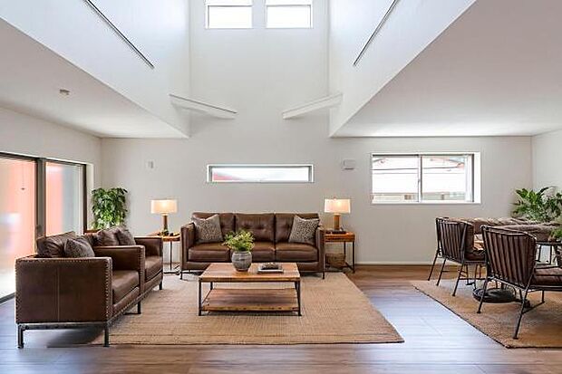 「家族が大好きなリビング」みんなが集まる広いリビング。みんなが大好きなリビングで家族団らん。みんなが集まるからこそ、一層の開放感を手にする素敵な住まい。＊家具イメージCG