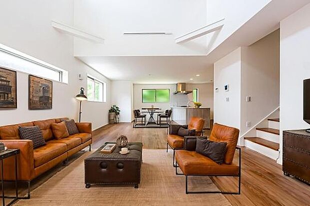 「家族が大好きなリビング」みんなが集まる広いリビング。みんなが大好きなリビングで家族団らん。みんなが集まるからこそ、一層の開放感を手にする素敵な住まい。＊家具イメージCG