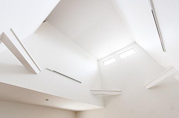 「吹抜け天井の開放感」吹抜け天井により開放感のあるリビング空間。圧迫感の解消と温かい日差しをもたらしてくれます。