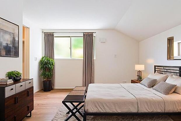 「目覚めの質」が変わる朝。陽光が心地よく射し込む寝室で、自然と体内時計がリセット。家族みんなが清々しい一日をスタートできる、日当たりにこだわった住まい。＊家具イメージCG