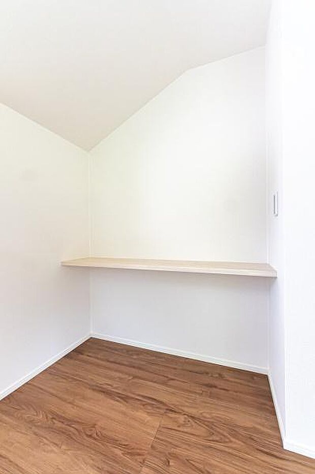 「目覚めの質」が変わる朝。陽光が心地よく射し込む寝室で、自然と体内時計がリセット。家族みんなが清々しい一日をスタートできる、日当たりにこだわった住まい。