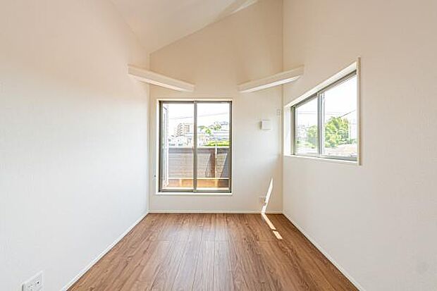 「お子様にも格別な空間を」子供部屋と言っても一生の思い出となるマイルームお子様の成長にも欠かせない陽ざし。朝の目覚めも太陽の力で元気にスッキリとしっかりサイズのクローゼット収納付き。