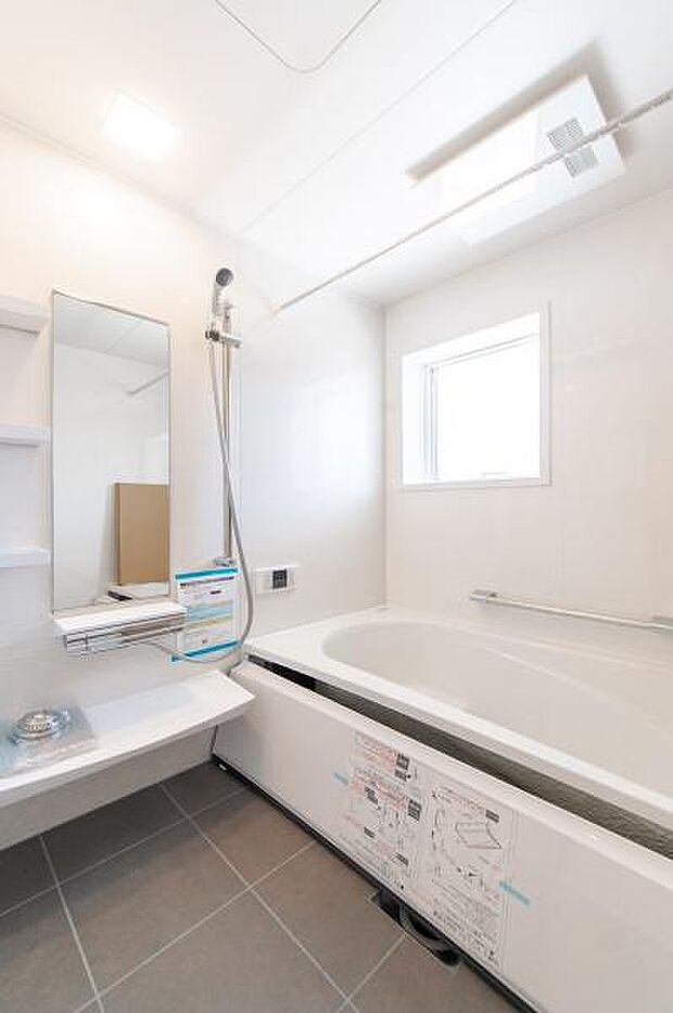 「広々バスルーム」白を基調とした清潔感のあるバスルームは是非足を延ばしてくつろいで欲しい空間。一日の疲れを癒し良質な睡眠にもつながります。
