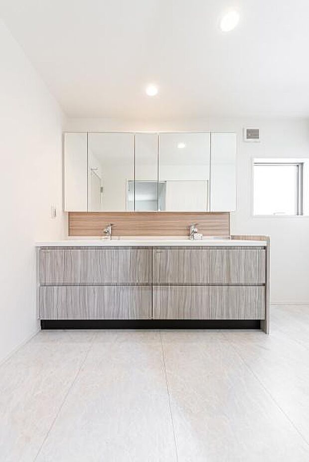 「広々洗面ルーム」1日の始まりや入浴前に入る空間だからこそ、清潔感や広さが重要になる。三面鏡、収納豊富な洗面化粧台