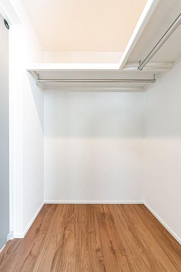 「大型ウォークインクローゼット」奥行・横幅のある広いWIC。