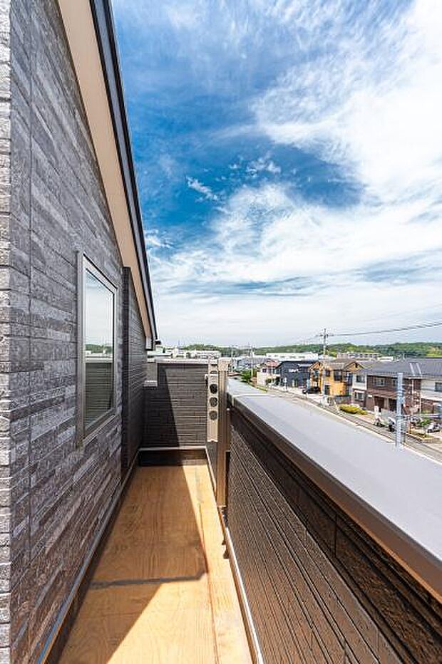 「広い使いやすいバルコニー」陽ざしがたっぷり降り注ぐ、広々としたバルコニー付き住まい。