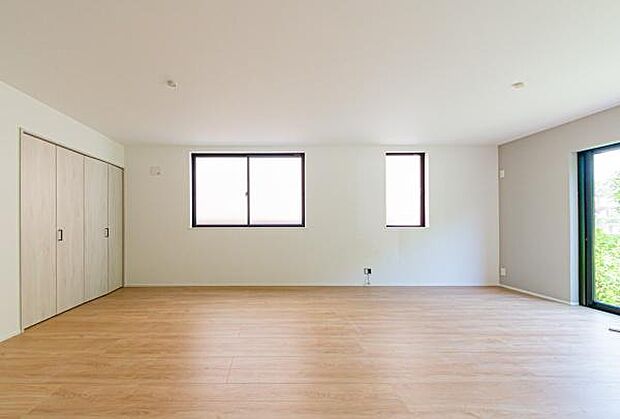 「家族が大好きなリビング」みんなが集まる広いリビング。みんなが大好きなリビングで家族団らん。みんなが集まるからこそ、一層の開放感を手にする素敵な住まい。