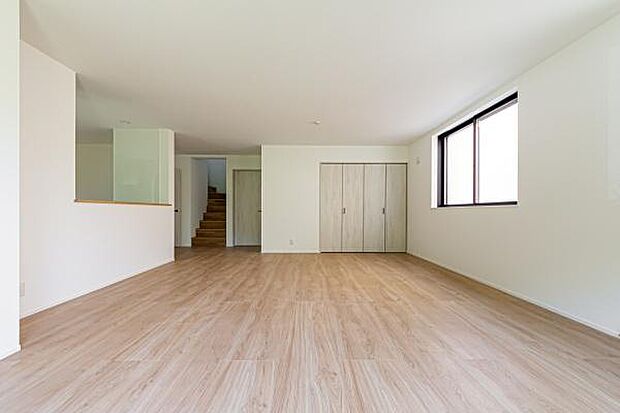 「上質な空間を」開放感と日当たりの良さに恵まれたリビング空間。上質な光は身体だけでなく心も温めてくれる。圧迫感のない空間を是非、ご堪能下さい。