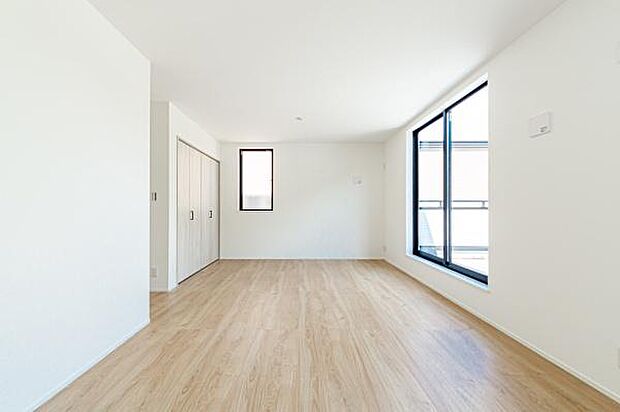 「主寝室」ダブルベットや収納ラック等、どうしても主寝室は狭くなる。綺麗な整形型の広々としたお部屋は魅力です。