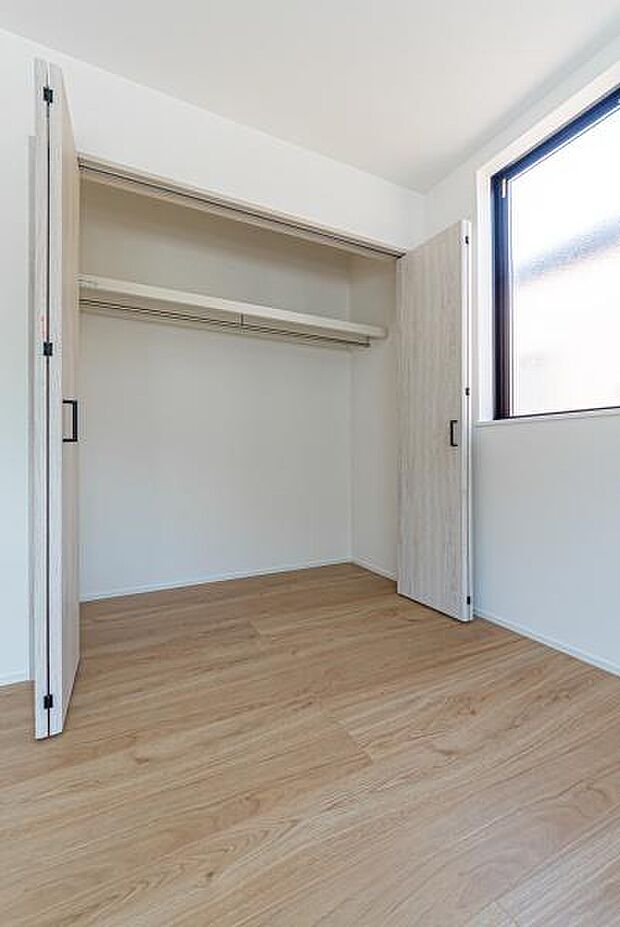 「クローゼット収納」大きく収納量豊富なクローゼット。奥行も納得サイズの大型クローゼット。